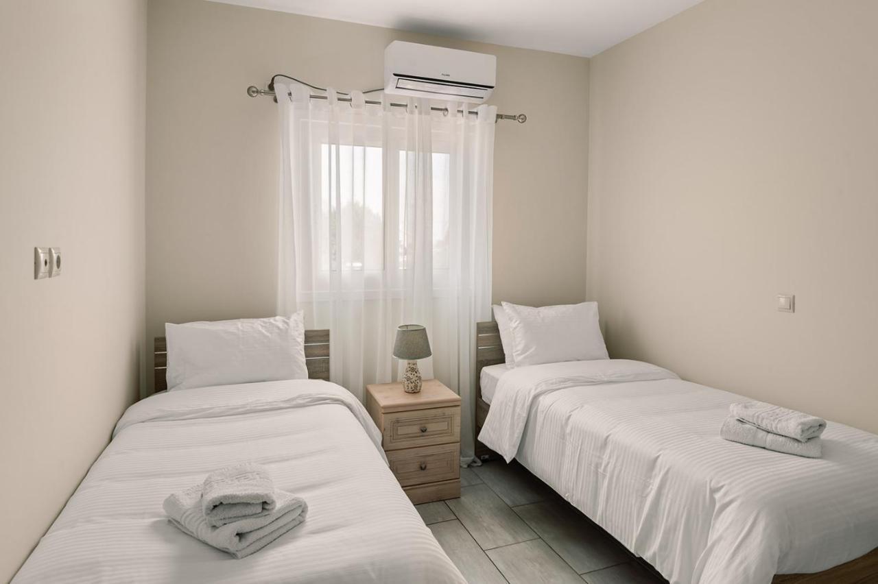 Mandi'S Apartments Karavados Bagian luar foto